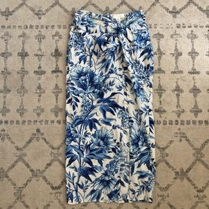 Floral print midi skirt. Tight fit. Side slit under rouching on right side.